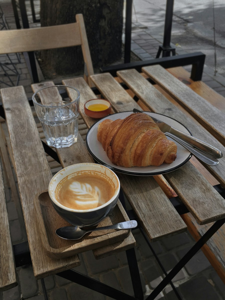 Un café et un croissant en terrasse